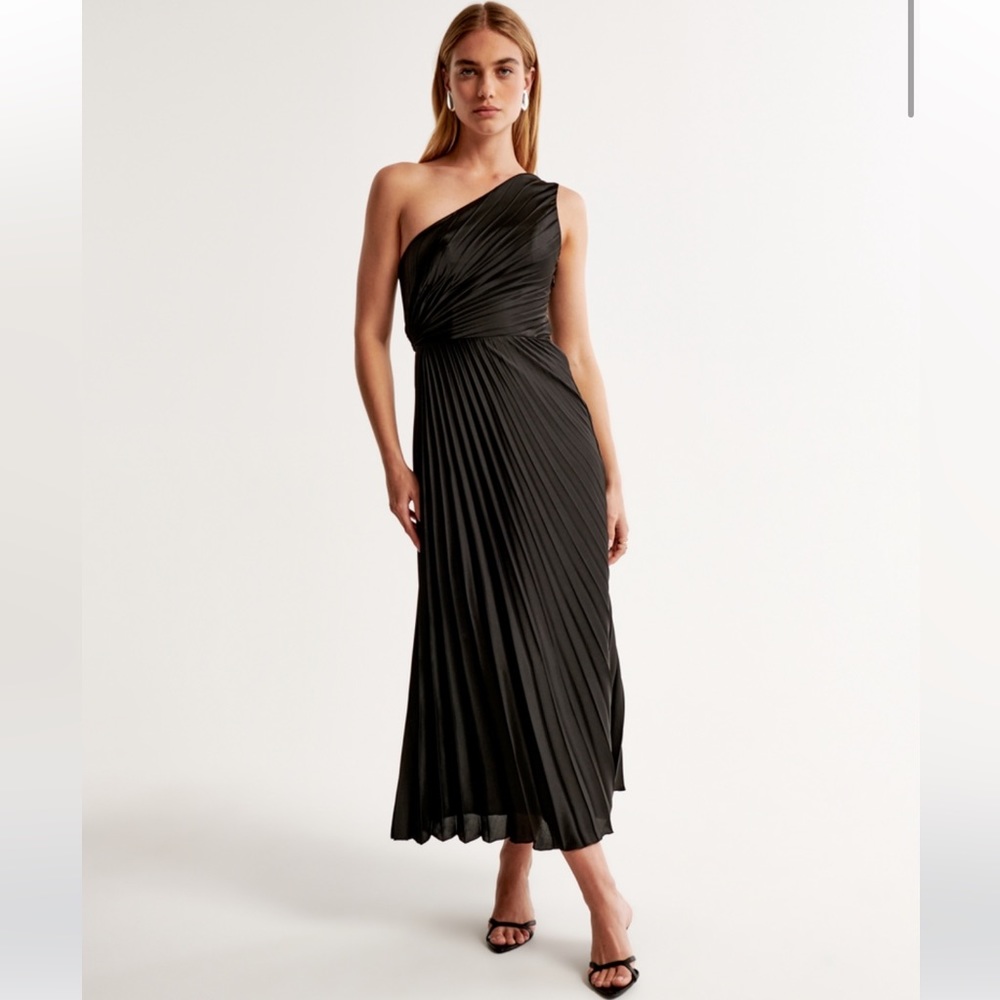 Black Giselle Pleated One-Shoulder Maxi Dress